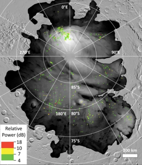 Renkli noktalar, parlak radar yansımalarının Mars'ın güney kutup kapağında ESA'nın Mars Express yörünge aracı tarafından tespit edildiği bölgeleri temsil ediyor. Bu tür yansımalar daha önce yeraltı sıvı suyu olarak yorumlanmıştır, ancak yaygınlıkları ve yüzeye yakınlıkları başka bir şey olabileceğini göstermektedir. (Resim kredisi: ESA/NASA/JPL-Caltech)