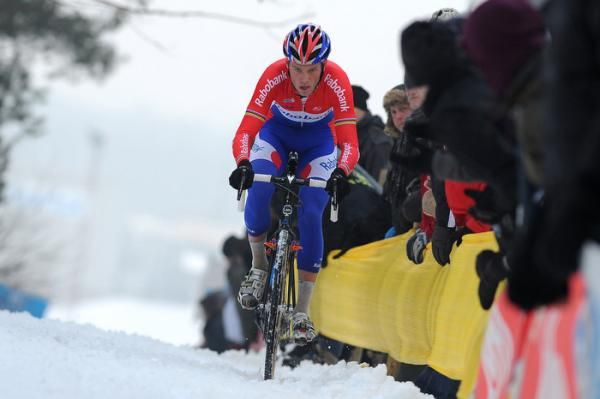 Lars Boom (Rabobank) pedals through the snow en route to victory.