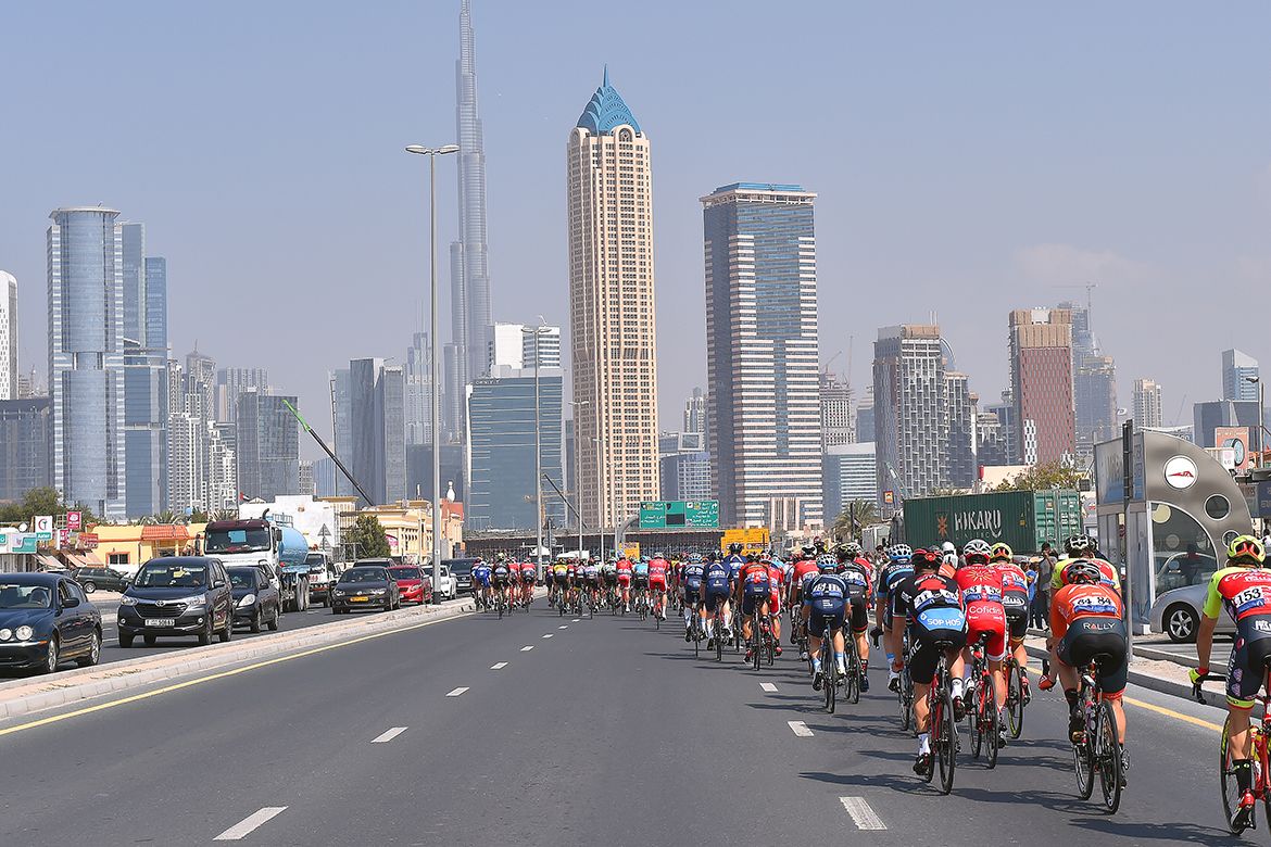 The peloton enters the final kilometres of the 2018 Dubai Tour.