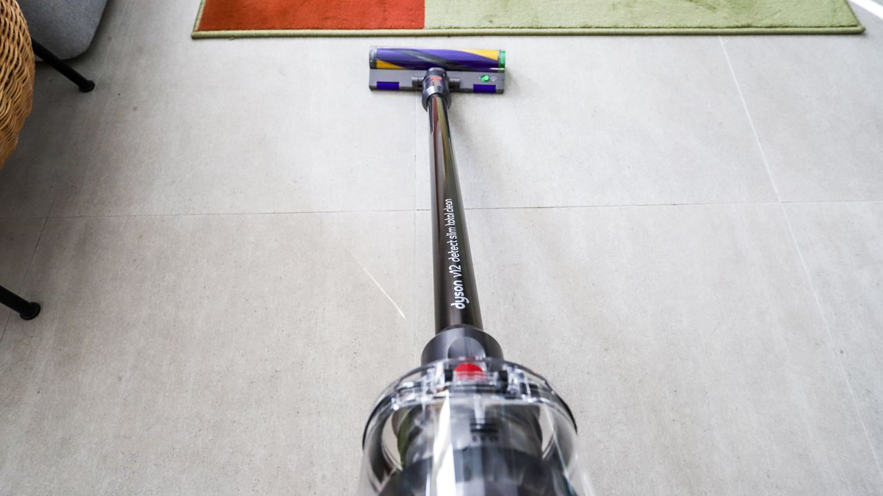 Dyson V12 Detect Slim branding on tube