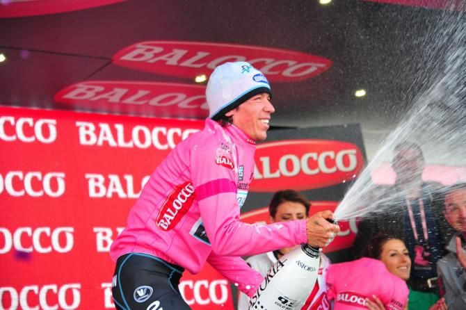 Rigoberto Uran (Omega Pharma - QuickStep) holds onto the maglia rosa