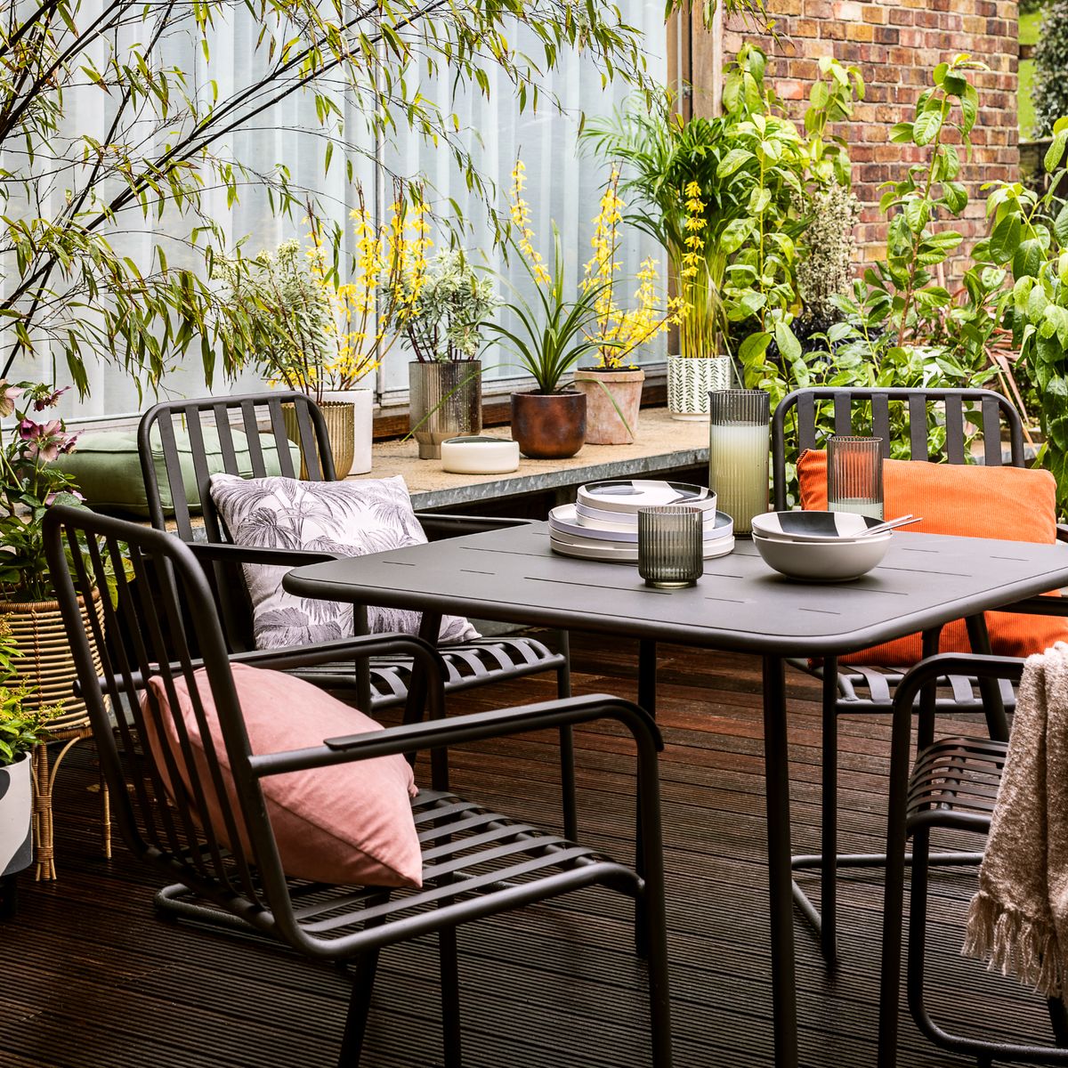 How to arrange outdoor furniture for small garden socialising