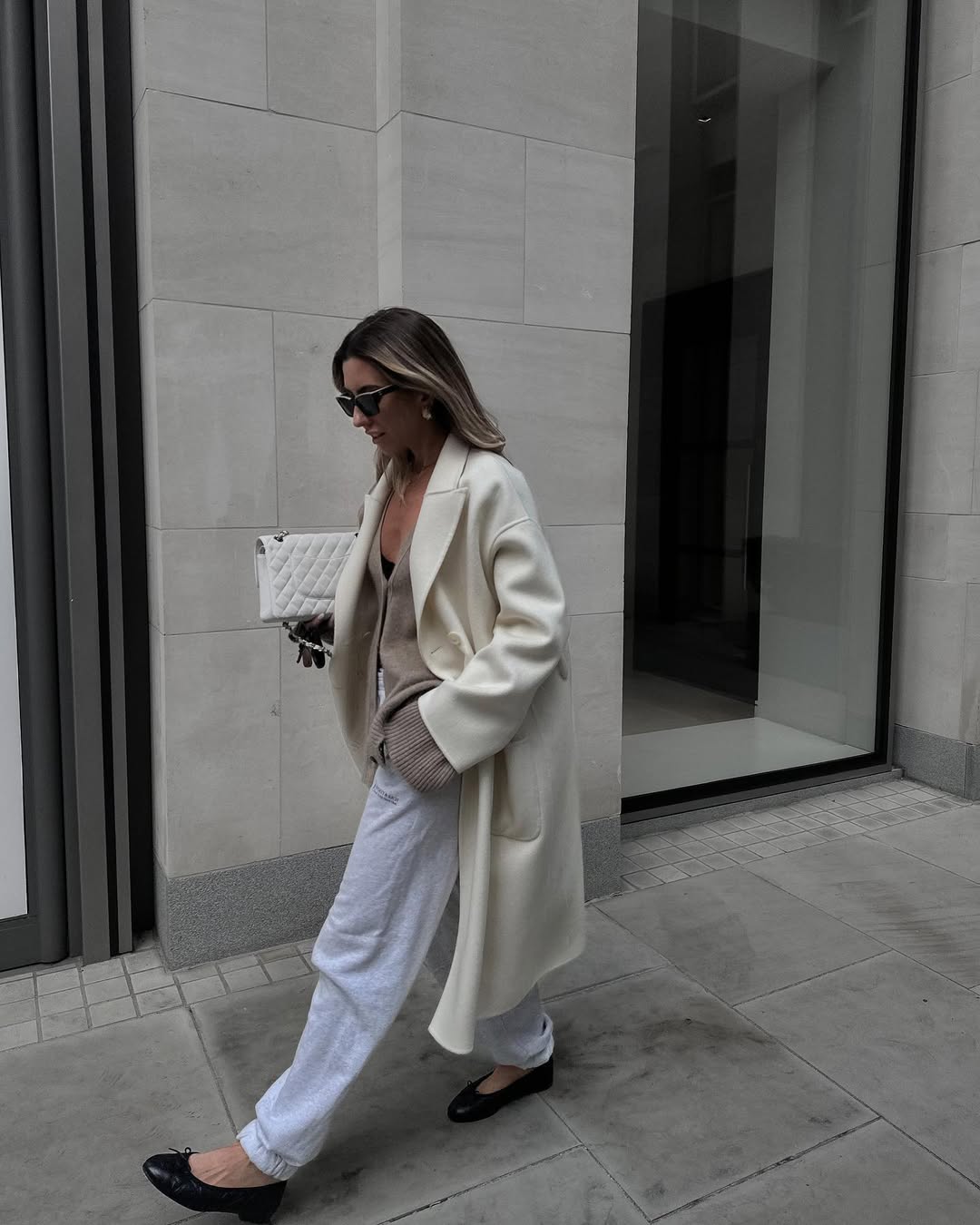 Elegant airplane outfits: cashmere cardigan and joggers with ballet flats