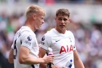 Micky van de Ven of Tottenham Hotspur speaks to Jan Paul van Hecke