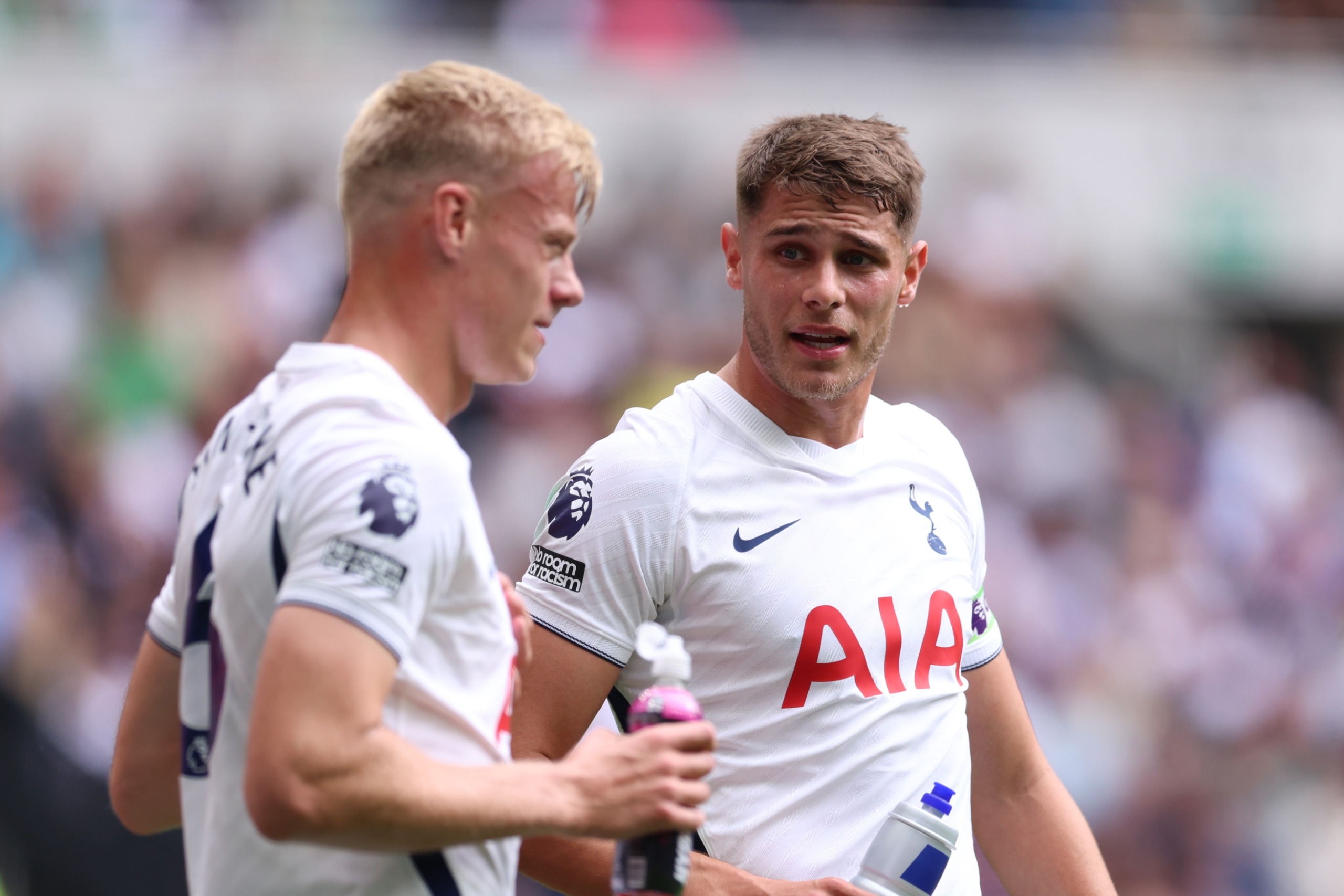 Micky van de Ven of Tottenham Hotspur speaks to Jan Paul van Hecke