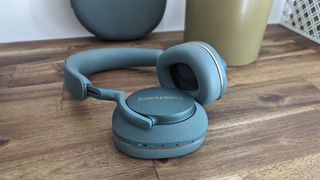 Noise cancelling headphones: Bowers & Wilkins Px7 S2e