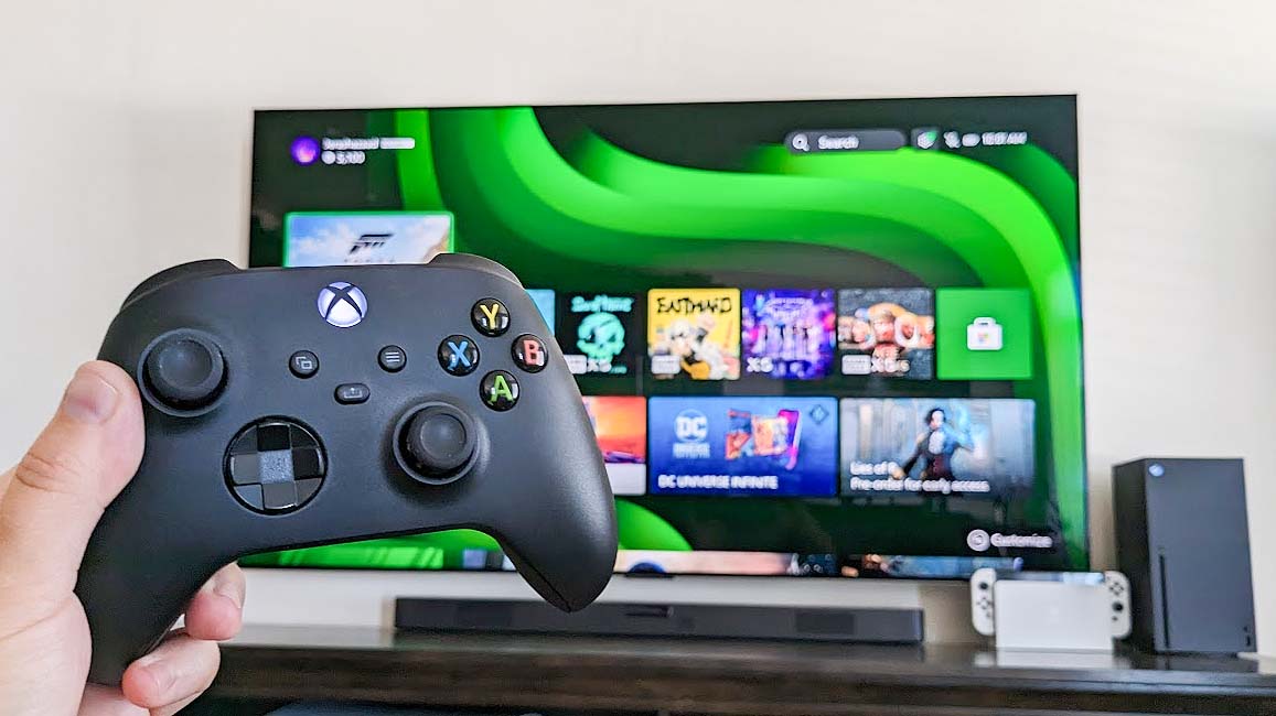 Xbox Series X-Controller vor dem LG C2 OLED evo TV.