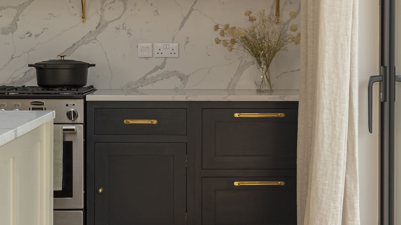 Navy Shaker kitchen with gold bar handles