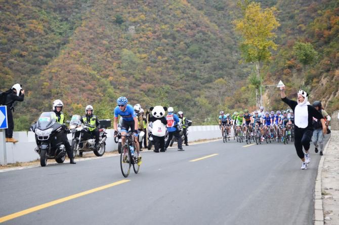 Dan Martin leads the peloton into Panda Corner