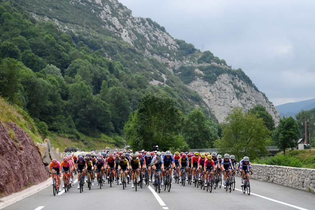 Peloton spreads across the road on stage 7