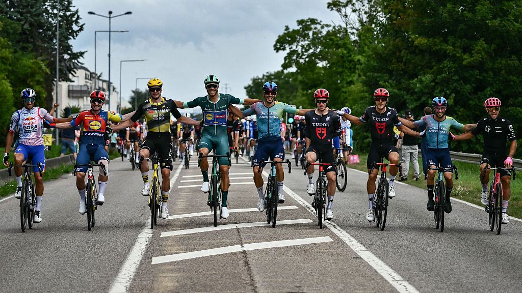 (From L) Red Bull - BORA - hansgrohe team's Italian rider Gianni Moscon, Lidl - Trek team's Italian rider Simone Consonni, Team Visma - Lease a bike team's Italian rider Edoardo Affini, Lidl - Trek team's Italian rider Jonathan Milan wearing the best sprinter's green jersey, XDS Astana Team's Italian rider Davide Ballerini, Tudor Pro Cycling Team's Italian rider Alberto Dainese, Tudor Pro Cycling Team's Italian rider Matteo Trentin, XDS Astana Team's Italian rider Simone Velasco and EF Education - EasyPost team's Italian rider Vincenzo Albanese cycle at the start of the 21st and final stage of the 112th edition of the Tour de France cycling race, 132.3 km between Mantes-la-Ville and Paris Champs-Elysees Avenue, on July 27, 2025. (Photo by Marco BERTORELLO / AFP)