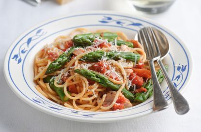 Fiery asparagus and chicken pasta
