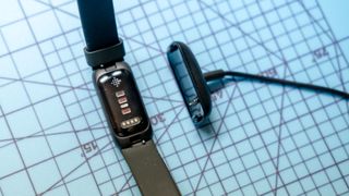 How to set up the Fitbit Inspire 3: connecting the device to a charger.