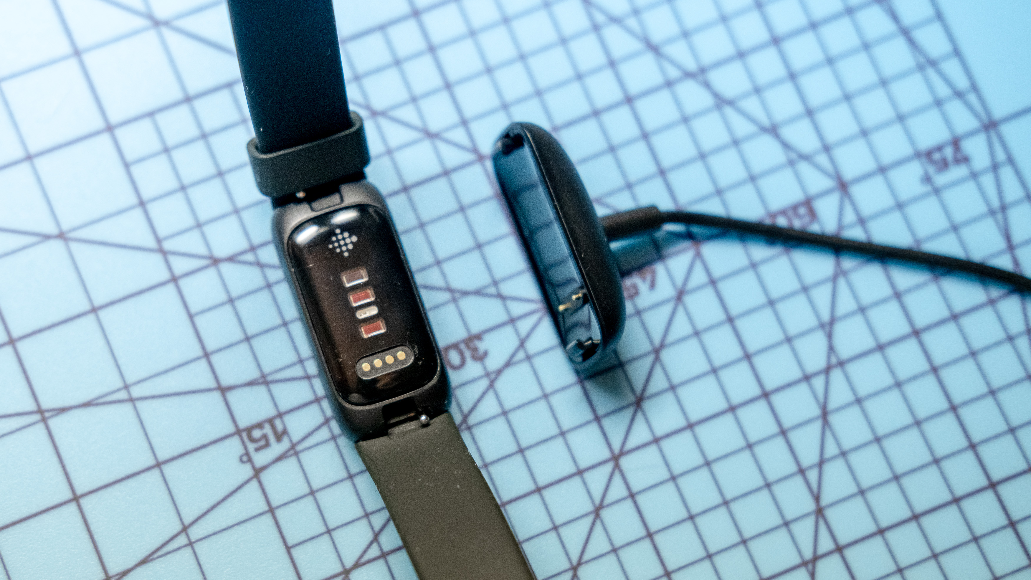 كيفية إعداد Fitbit Inspire 3: توصيل الجهاز بالشاحن.