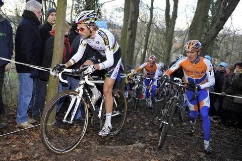 Niels Albert (BKCP - Powerplus) rides the climb while compatiot Bart Aernouts (Rabobank) tackles it on foot.