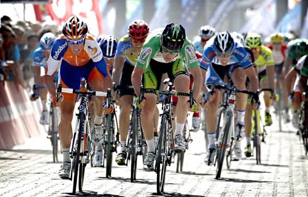 Mark Renshaw (Rabobank) and Matt Goss (GreenEdge) drag race to the finish line, requiring the photo finish camera to determine the winner.