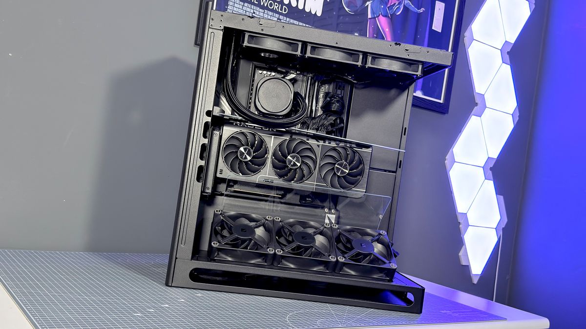 The Havn HS 360 PC case in black and white on a desk.