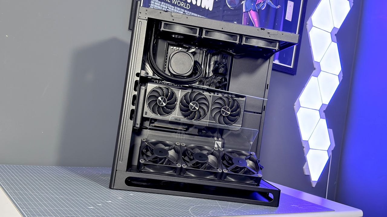 The Havn HS 360 PC case in black and white on a desk.