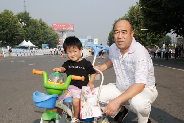 Mr Hsu enjoys the race with his grandaughter.