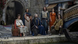 De främsta karaktärerna i Númenor i ett pressfoto för The Rings of Power