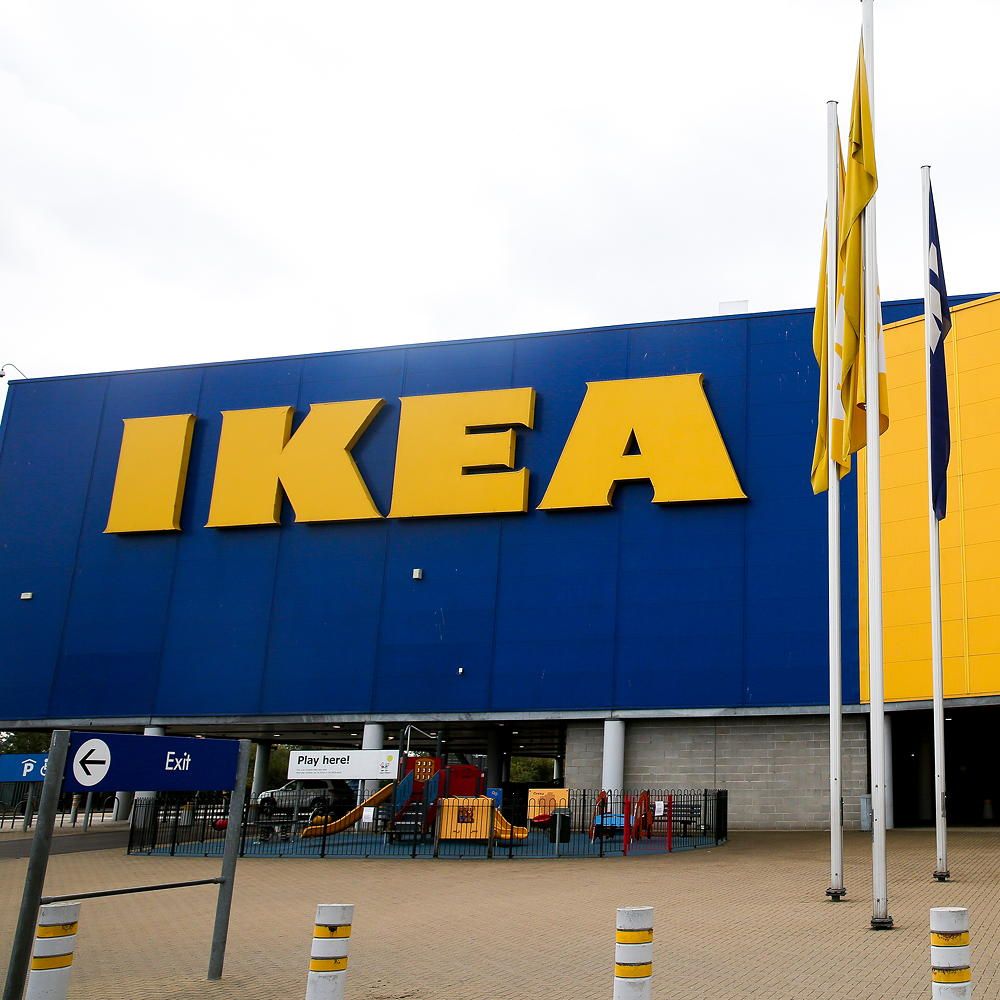 Ikea uk. Икеа. Ikea магазин закрыт. Как выглядит магазин икеа с наружи. Икеа фото магазина снаружи с флагами.