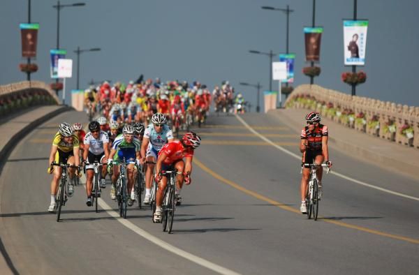 Riders on the attack during the Changshu circuit race.