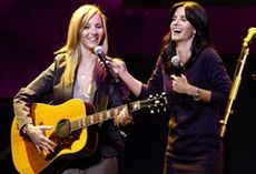 Lisa Kudrow and Courtney Cox - Lisa brings back Smelly Cat - Celebrity News - Marie Claire