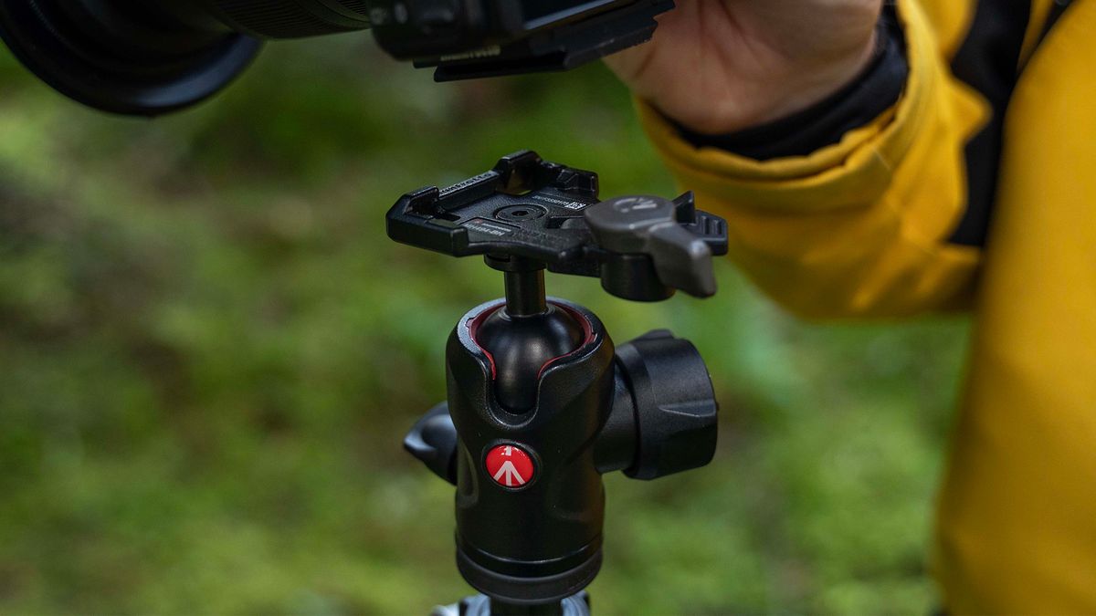 Manfrotto Befree Advanced Carbon Fibre Travel Tripod, attaching camera and plate