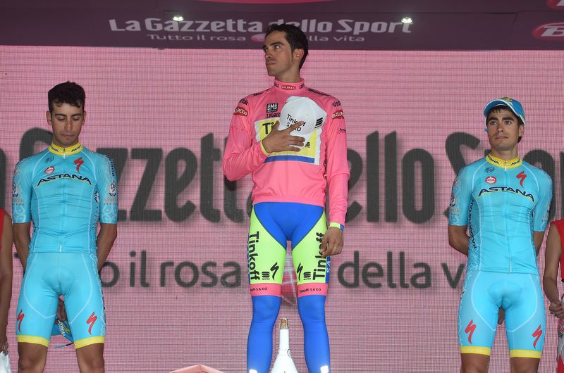 Alberto Contador places his hat over his heart for the national anthem