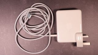 Câble de chargement et adaptateur du MacBook Pro 16 pouces (2023)