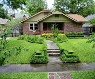 Traditional lawn and pathway front yard