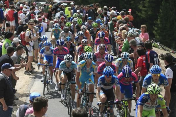 The main contenders follow the Liquigas train on the climbs