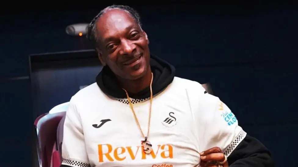 Snoop Dogg shows off the new 2025/26 Swansea City kit