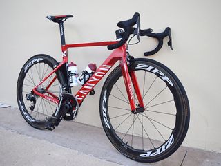 The aero frame is equipped with SRAM and Zipp components
