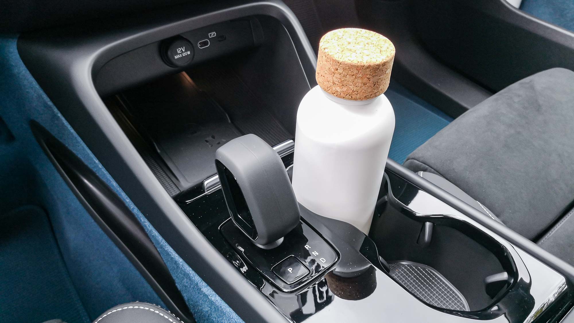 Volvo C40 Recharge stick shift