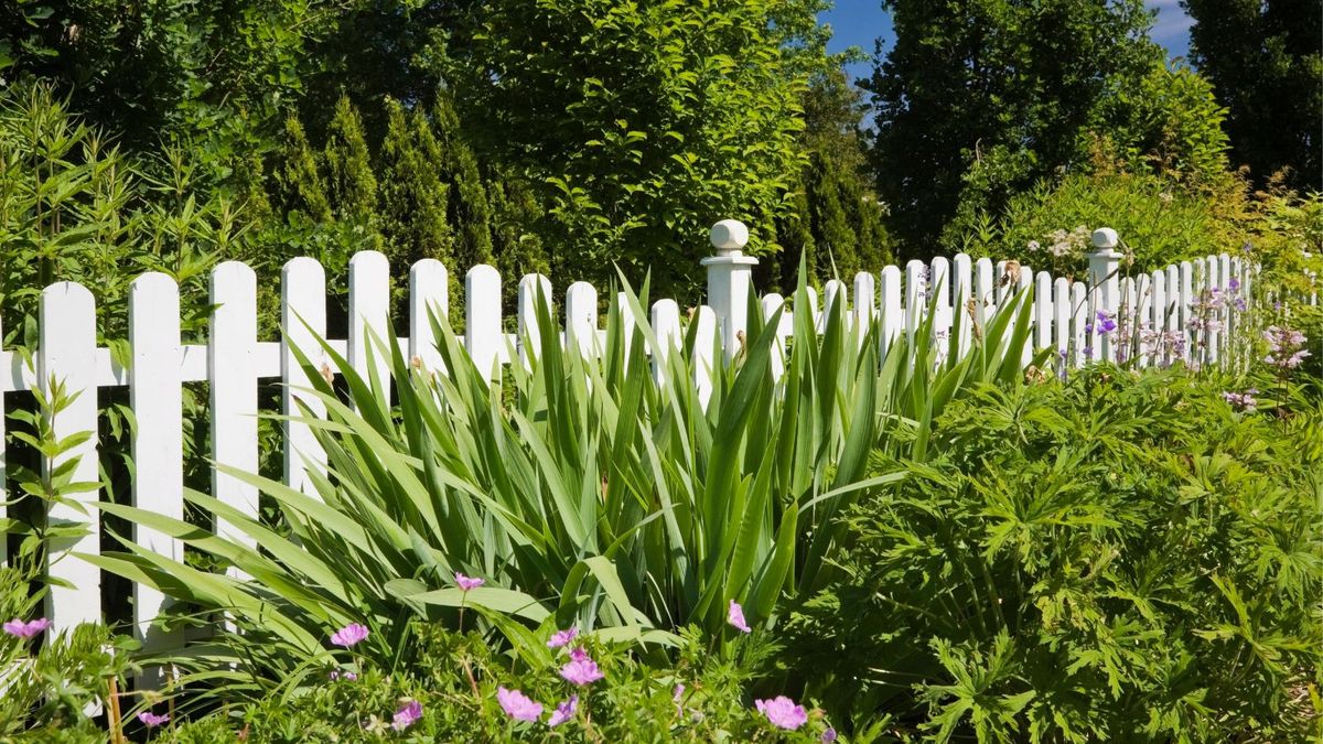 How to fix a leaning fence