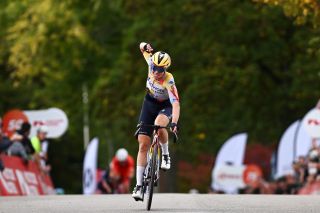 Eneco Tour Women: Femke Markus solos to victory as Lieke Nooijen defends lead on punchy stage 3