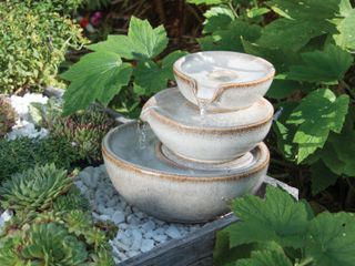 small Japanese garden ideas: Gardenesque water fountain made of bowls