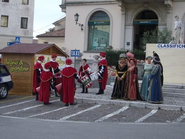 A few local Venetians popped by to play some traditional music before the start