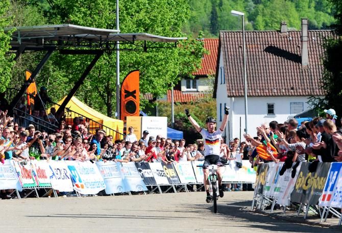 Markus Schulte-Luenzum (Focus XC Team) taking the U-23 victory