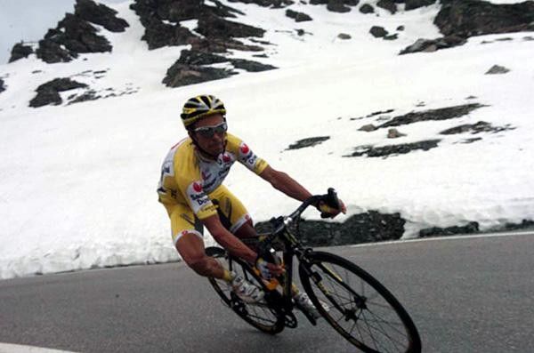 Gilberto Simoni (Saunier Duval-Prodir) descends.