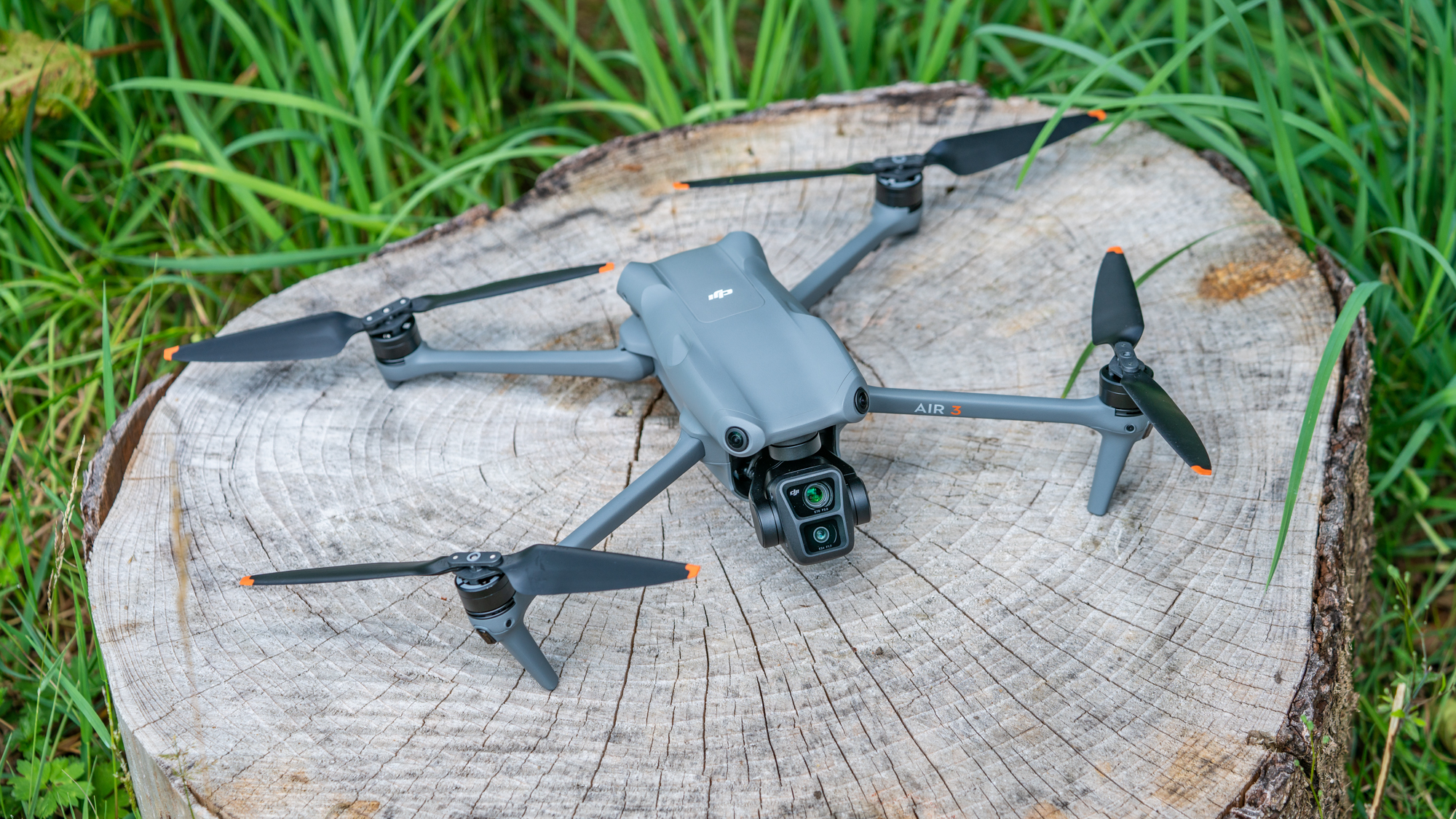 DJI Air 3 -drone puisella lattialla