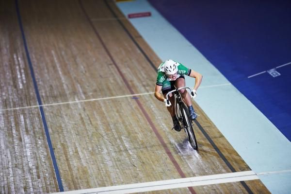 Victoria Williamson (Welwyn Whlrs) hits the line