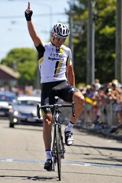 Hayden Roulston wins the 2011 Elite Men&rsquo;s National Cycling Champs.