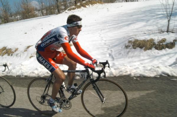 A young Yaroslav Popovych climbs through the snow in 2003.