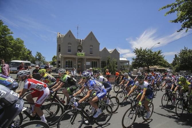 The women's field go around the Buninyong course