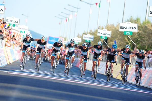 The bunch cross the line