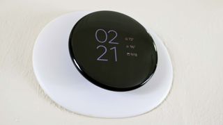 A Dynamic Farsight home screen on the Nest Learning Thermostat (4th Gen)