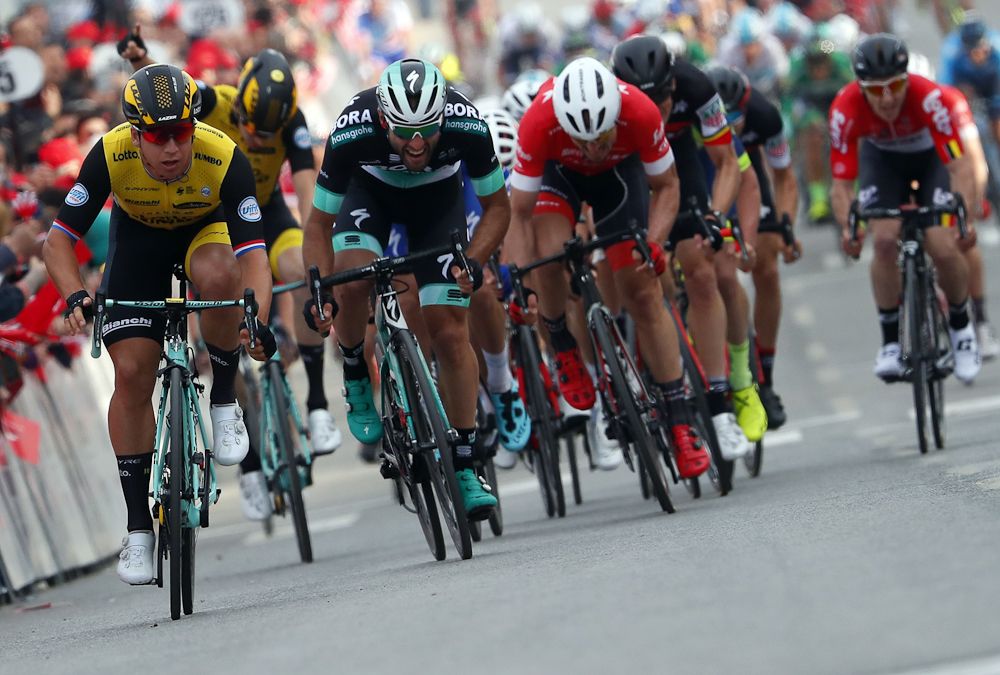Dylan Groenewegen surges to the front during stage 4 at Volta ao Algarve