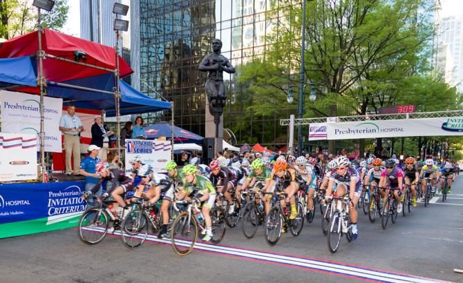 The Women's field comes through the start finish area.